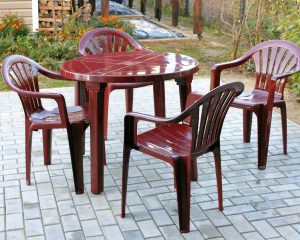Le meuble en plastique d'extérieur est efficace pour habiller une terrasse