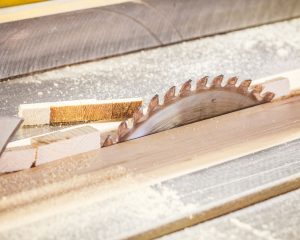 Type de scie circulaire adaptée à la découpe du bois