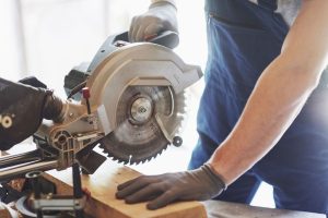 professionnal using a Circular saw