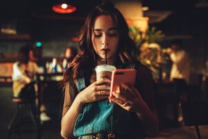 Une fille avec son téléphone