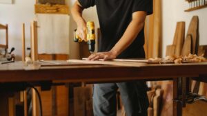 bricoleur avec un visseuse