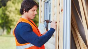 artisan en plein travaux