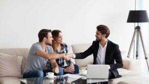 agent immobilier avec des clients
