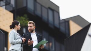 agent immobilier avec des clients