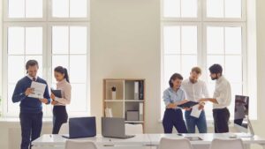 collègue de travail entrain de travailler