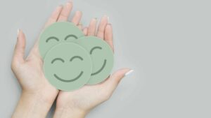 Smiley vert dans une main