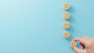 Smiley en bois sur fond bleu