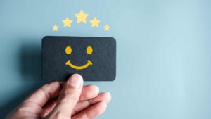 carte noir avec un smiley jaune dessus