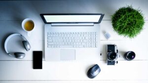 ordinateur de travail vu de haut