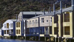 maison et immeuble au bord de l'eau