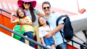famille qui rentre dans un avion