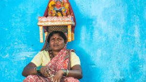 femme indienne sur un fond bleu
