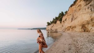 femme en vacance seule