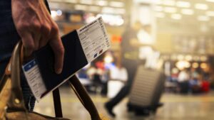 homme à l'aéroport avec son billet d'avion