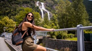 Voyageuse souriante