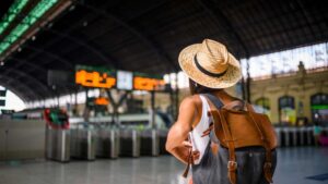 femme dans un aéroport avec un chapeau de paille